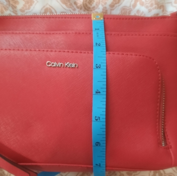 Calvin Klein Red Crossbody Bag with Sleek Design - Picture 4 of 12